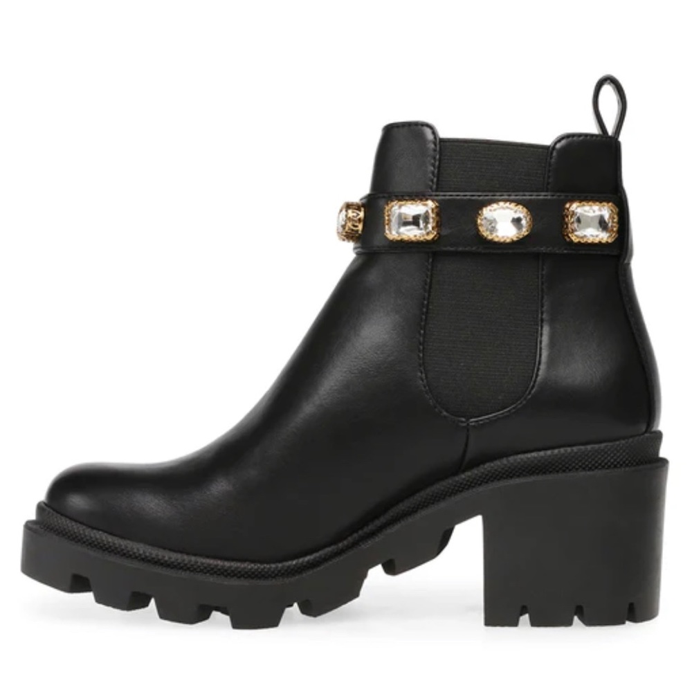 Amulet’s size 7.5